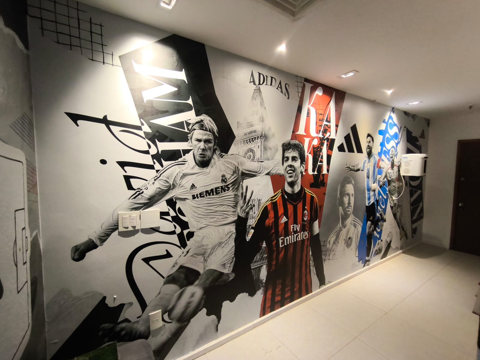 Ambientacao Corporativa Mural corporativo Adidas com lendas do futebol Beckham Kaka e Messi - ambientacao de escritorio