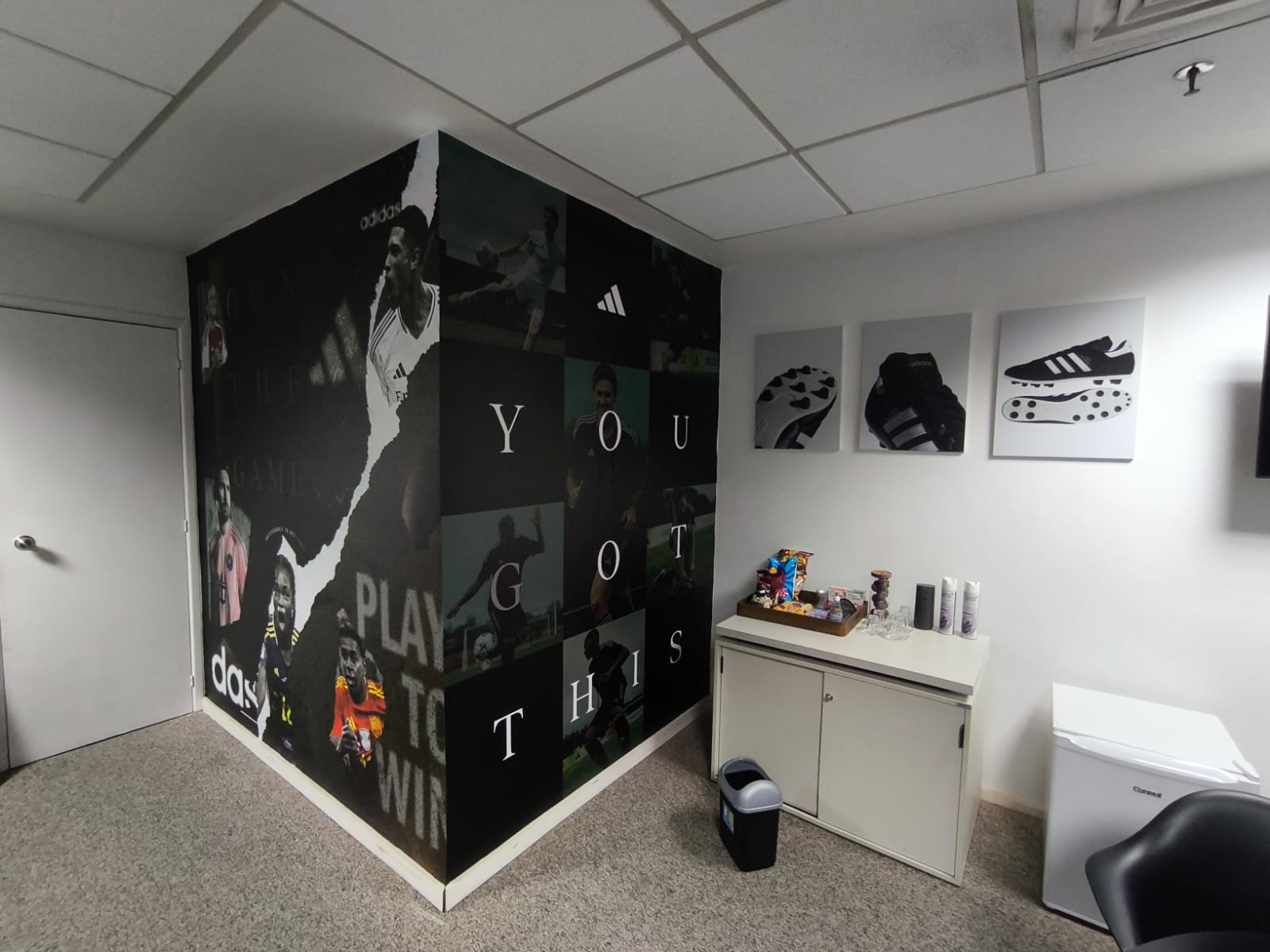 Decoracao Corporativa Sala de reuniao Adidas com painel YOU GOT THIS e quadros de chuteiras - decoracao corporativa esportiva